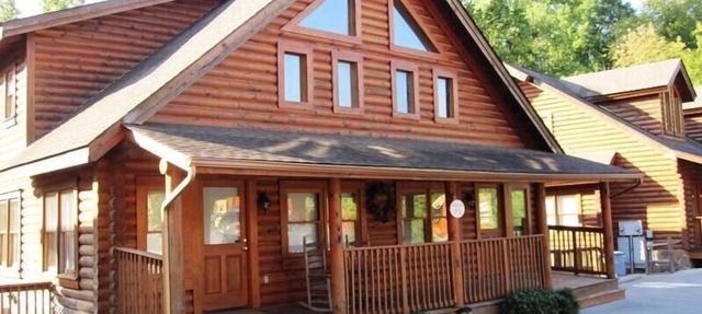 Log cabin with full resort amenities half-mile from the Parkway in Pigeon Forge