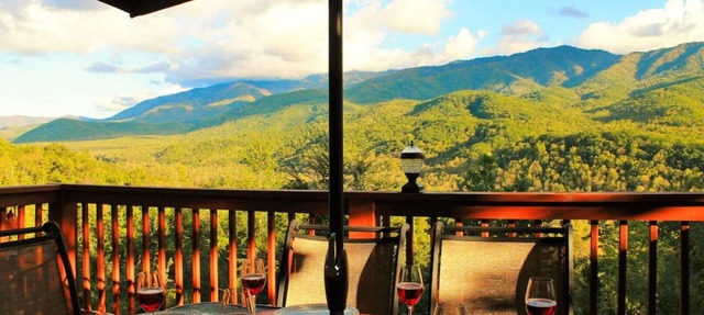 Luxury cabin, best views of Smokies! Chef's kitchen, seasonal pool, hot tub more in Gatlinburg