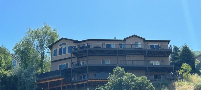 LUXURY HOME WITH AMAZING CITY/LAKE VIEWS, 3 LRG DECKS, & MINUTES TO SKI AREAS in Cottonwood Heights