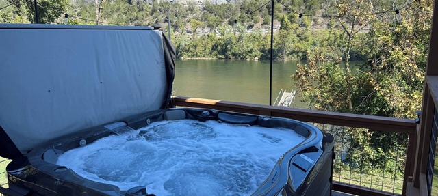 Luxury Riverfront Lodge Fishing, Hot Tub & White River Access and Ozark Views” in Norfork
