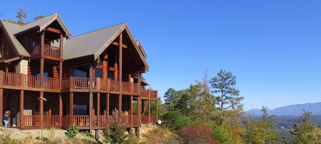 Majestic Mountaintop Retreat- Breathtaking Views, Luxury Lodge over Pigeon Forge in Sevierville