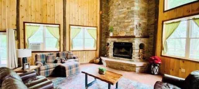 MASSIVE 5 BED WATERFRONT COZY CABIN GETAWAY! in Dixon