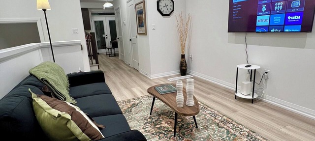 Modern Paris Townhome | Family-Friendly | Fast WiFi | Free Parking in Brant