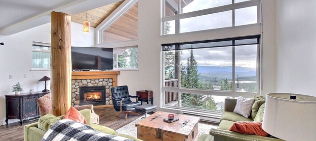 Modern, Rustic & Spacious Chalet, Views, Hot Tub in beaverdell