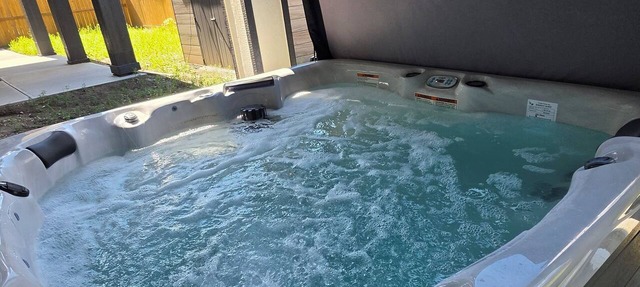 Modern & Spacious Suite with 1 king bed, 2 Queen, kitchen, Hot tub and Parking! in Chestermere