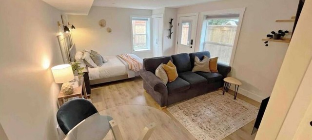 Modern studio with soft tub -Ratcliffe Guest Suite in Duncan