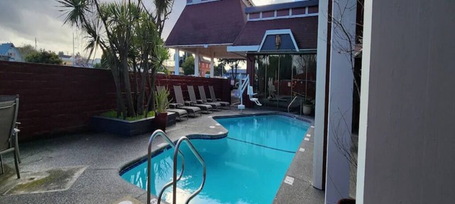 Modern Texture & Quiet Comfort – Suite Room Conveniently Close to Arcata Bay in Eureka