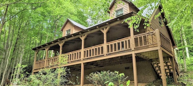 Mountain cabin with 3 bedrooms, 2 baths, fire pit, porch swing. in Clyde
