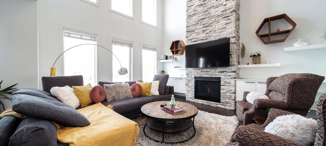 NEW Luxurious Lakefront 5 bdrm 4 bath house in St. Albert hot tub, fireplaces! in St. Albert