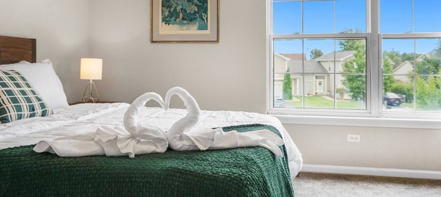 NEW Spacious and Comfy Duplex - 55" & 50" Smart TVs, Workspace, Cul-de-sac in Plainfield