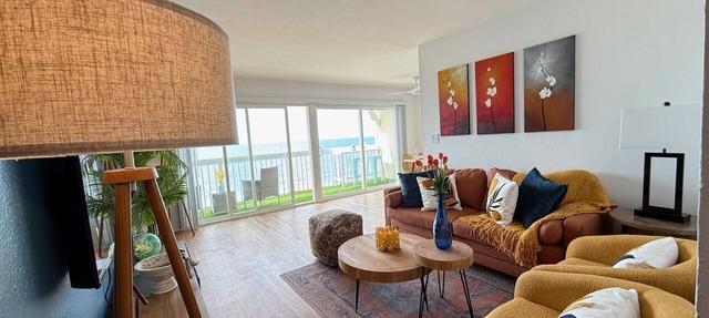 Oceanfront Escape - Steps to Beach - Stunning Views & Balcony in Redondo Beach