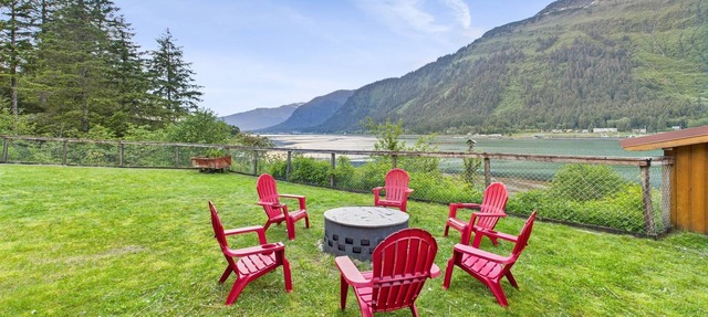 Oceanfront Fire Pit, Decks, Large Yard, Views! in Juneau