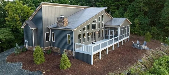 Panoramic Point-Upscale Mountain Top, Hot Tub, Wifi, Smart TV's, Pet Friendly in Todd