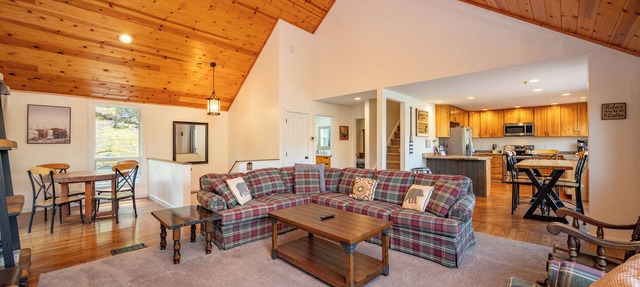Peaceful Lakefront w/Fireplace & Views in McHenry