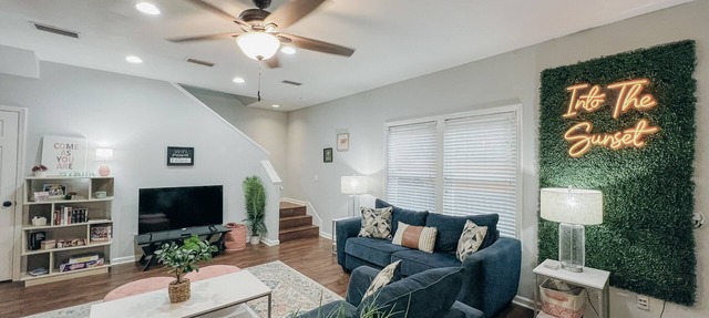 Perfect Background Hangout-Café Lit Patio, Bonfire, BBQ Grill-near UF Stadium! in Gainesville
