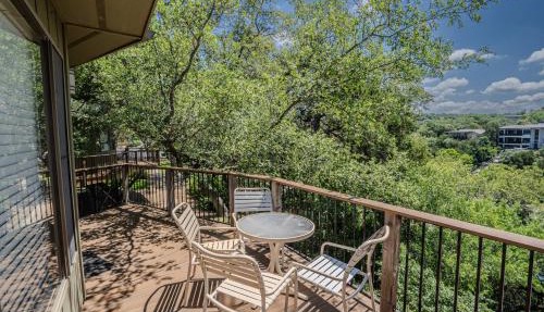 Perfect Remote Worker Hideaway near Austin with pool and hot tub No 16 Lantana in Lakeway