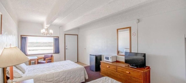 Practical 4-Room Stay w/2 Queen Beds – Ideal Osborne Trip Spot in Osborne County