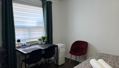 Private Room with Shared Bathroom in West-Toronto in Toronto
