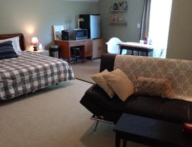 Private, Spacious Studio Apartment, Bath, Quiet in Chesapeake
