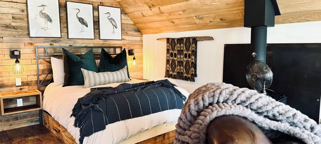 Private studio, beach access, hot tub, storm watching pet friendly - Heron Suite in Powell River
