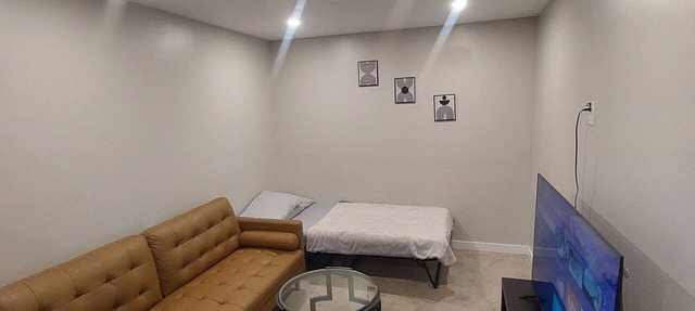 Private Suite – Private Entrance, Fast Wi‑Fi & Smart TV – Family & Pet‑Friendly in Regina