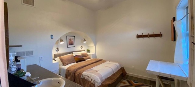 Queen, river view, disc golf, kayaks, ATV, wildlife, hiking, beach, pet friendly in Moab