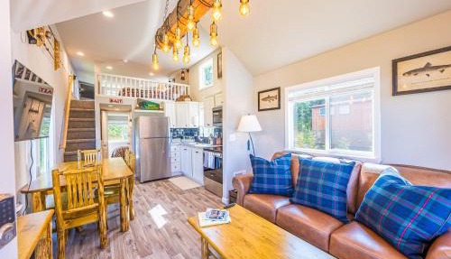 Rainforest Tiny Home Retreat Fishing Cabin in Forks