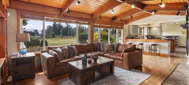 Rainier Ranch & Poolside Escape in Enumclaw