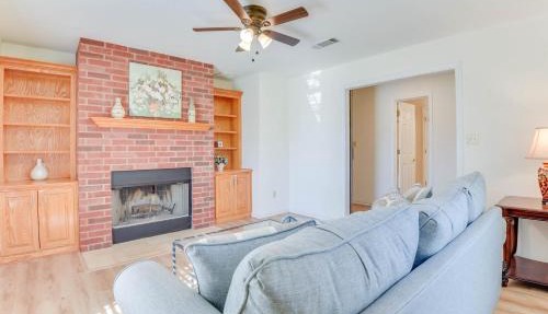 Relax Fireside! Poolside Oasis 3 Mi to Dtwn Sanger in Sanger