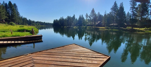 Riverfront Cabin - Sunriver/Mt.Bachelor, HotTub, Pet Friendly! in Bend