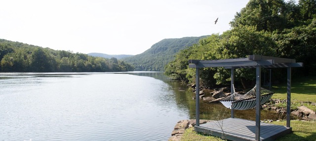 Riverfront home sitting in the heart of the Tennessee River Gorge 4 bdrm/4 bath in Chattanooga