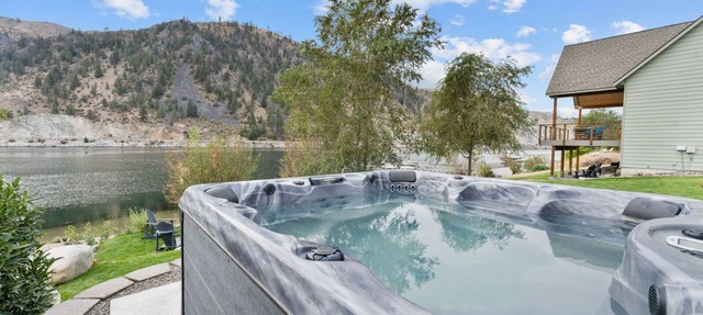 Riverfront: Private Beach, Hot Tub, Sauna, Dock & Boat Launch! in Chelan