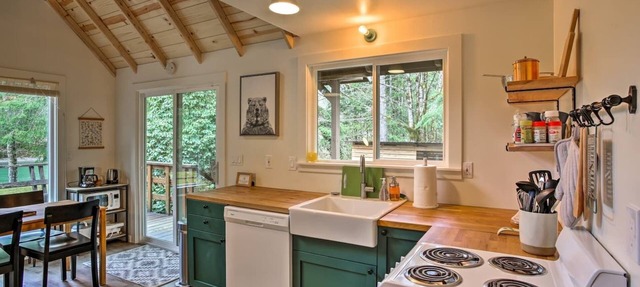 Riverfront 'South Fork Cabin' close to Stevens Pass, dog friendly! in Gold Bar