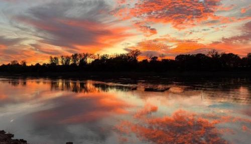Riverfront Studio Cabin with Amazing View and Huge Yard in Saint Joseph