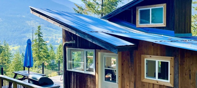 *ROBIN’S NEST* TINY CHALET HOME Spectacular mountain views surrounded by nature in Nelson