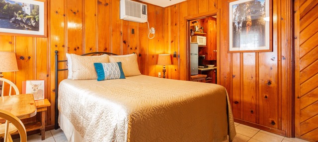 Romantic Couples Cabin near Park Gate Entrance to Sequoia Nat'l Park in Three Rivers