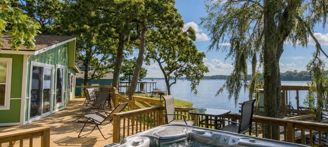 Romantic Lakefront Retreat: Hot Tub, Private Deck, Screened Porch, Dock & Kayaks in Trinity