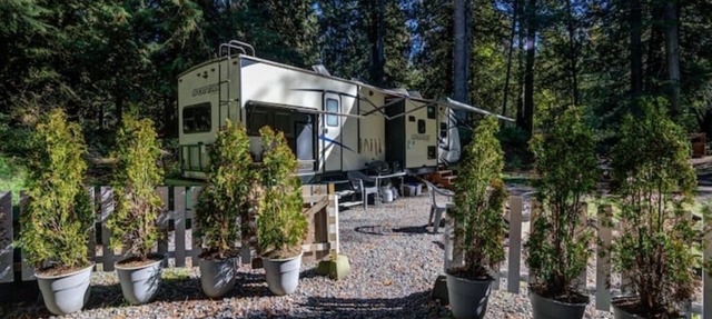 Romantic Stay on Riverfront 30 Acres w/ Hot Tub. Dog Friendly. LGBTQ Owned! in Enumclaw