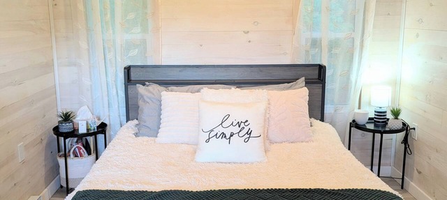 Romantic Tiny Cottage w/Hot Tub & Fire Pit – Sunrise Cottage #1 in Balmoral Mills