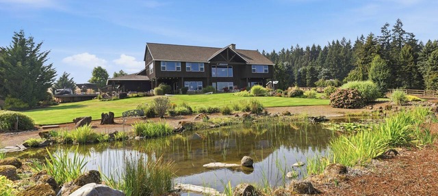 Roosters Coop - Wine Country at a Rustic, Lodge Retreat with Hot Tub, Pool & More in Newberg