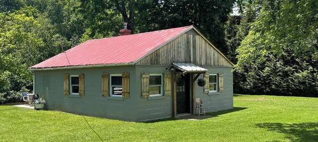 Rustic cabin located in Eagle Rock, Va. on Craigs Creek with plenty of perks. in Eagle Rock