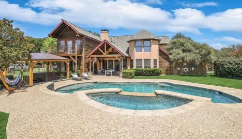 Rustic Cabin Mansion - Hot tub Gym Cinema Pool in McKinney