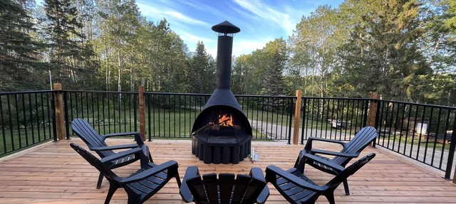 Rustic Cabin with glamour. Private, mature trees & close to provincial park in Ardrossan