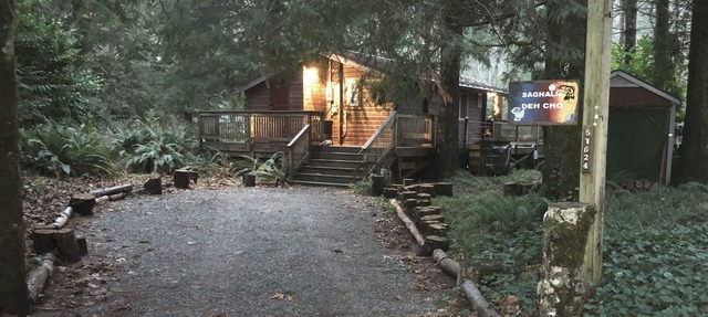 Rustic Cedar Cabin on the River beneath Mt Index with intimate Hot Tub in Index
