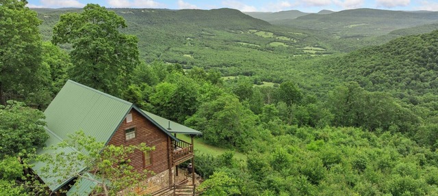 Rustic Cedar Roost Private Balcony Best Views in Jasper