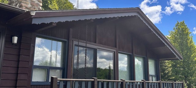 Rustic chalet - directly on the lake with sandy beach in Nominingue