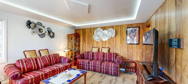 Rustic dog-friendly home close to skiing, mountains, and golf course in Anchorage