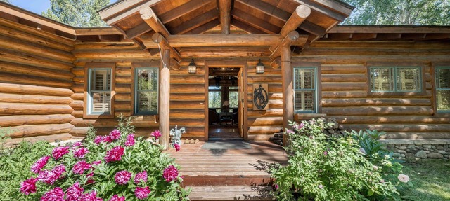 Rustic Elegance, Quiet, 20 min from Town or Teton Village. Sleeps 9. in Wilson