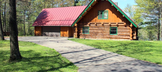 Rustic Full Log Home on quiet Lake Onland - Family and Pet Friendly in Amherst Junction