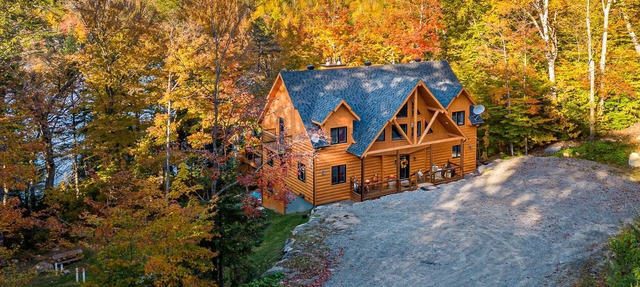 Rustic, luxurious lakeside chalet in Saint-Adolphe-d'Howard
